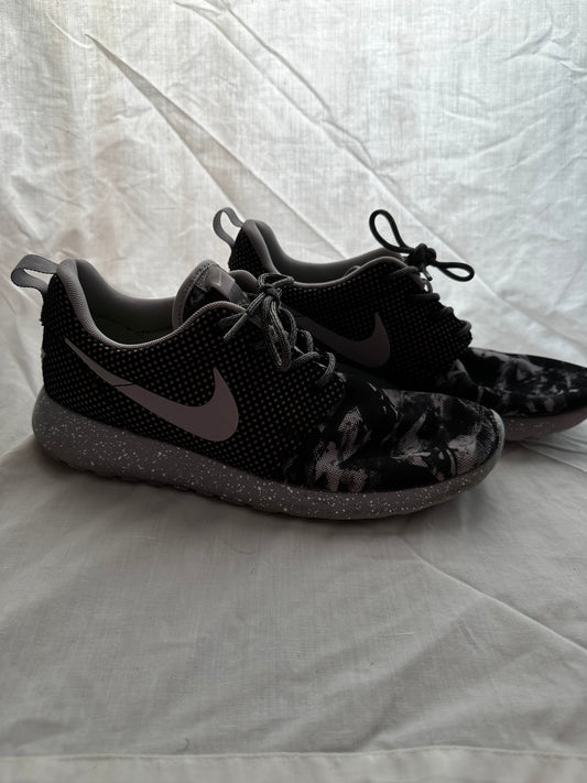Nike runners (pre own)